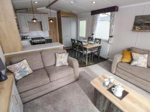 uma sala de estar com um sofá e uma mesa em Castleview 22 em Carmarthen