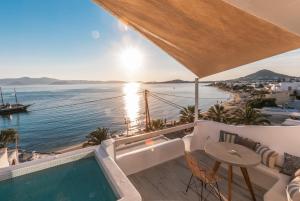 balcón con piscina y vistas al océano en Apartments enosis, Triton en Agia Anna Naxos