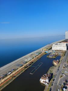 eine Luftansicht auf einen Yachthafen mit einem Hafen in der Unterkunft Twins tower orbi city in Batumi
