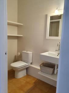Koupelna v ubytování Apartaments Les Roques + 37 fotografií