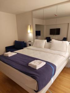 ein großes Bett mit zwei Handtüchern darüber in der Unterkunft Twins tower orbi city in Batumi