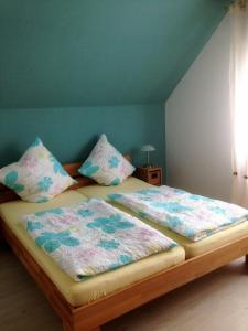 - une chambre avec 2 lits et des oreillers dans l'établissement Ferienwohnung Poczewski, à Kevelaer
