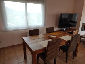 A television and/or entertainment centre at Villa El Mirador