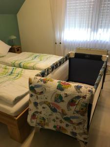 a bedroom with two twin beds and a chair at Ferienwohnung Poczewski in Kevelaer