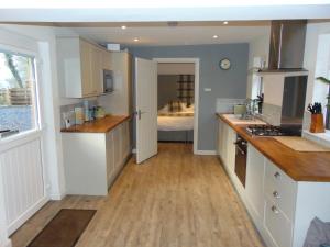 Ett kök eller pentry på Dreamwood Cottage, Loch Lomond, Luxury Apartment.
