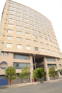 Hekal Mall Studios في القاهرة: مبنى طويل وبه أشجار أمامه