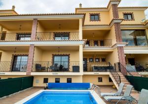une villa avec une piscine en face d'un bâtiment dans l'établissement Algarve Luxury Home With Private Heated Pool II, à Silves