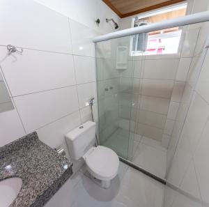 ein Badezimmer mit Toilette und Glasdusche in der Unterkunft Hotel do Pescador in Morro de São Paulo