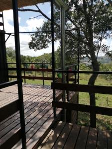 eine Veranda eines Hauses mit einem Baum in der Unterkunft LeBruBi in Villa Serrana