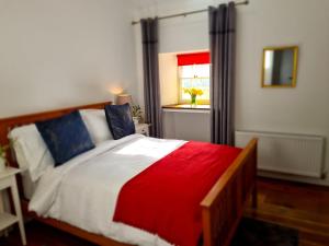 Postel nebo postele na pokoji v ubytování Lynam Cottage