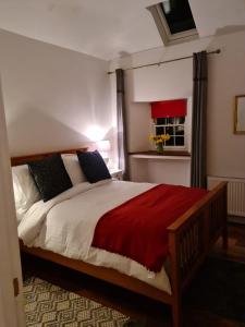 Postel nebo postele na pokoji v ubytování Lynam Cottage