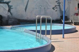 una gran piscina con dos barras de metal. en Chelmswood Motel Taupo, en Taupo