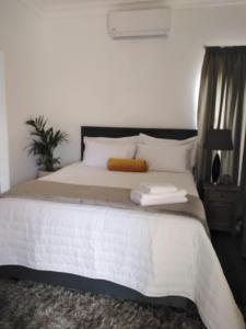 ein Schlafzimmer mit einem großen Bett mit zwei Handtüchern darauf in der Unterkunft Arghasbnb in Burgersfort