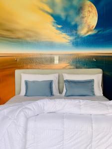 カラマキにあるOuranos Studiosの白いベッド(青い枕、絵画付)