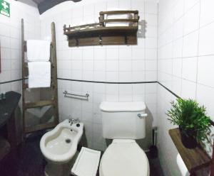 A bathroom at Casa da Arvore - Paradinha