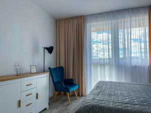 Un pat sau paturi într-o cameră la LAWIS Apartments