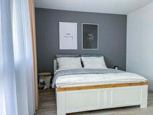 Posteľ alebo postele v izbe v ubytovaní LAWIS Apartments