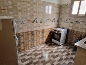 een keuken met een fornuis en een tegelvloer bij Quiet Home in Siwa +43 foto's