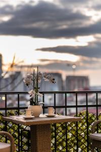 ベオグラードにあるMax Luxury Apartmentsの花瓶と2杯のテーブル