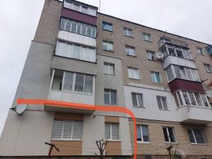 a building with an orange circle on the side of it at Подобова оренда двокімнатної квартири Старичі in Starychi