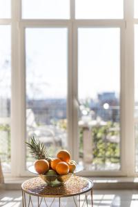 ベオグラードにあるMax Luxury Apartmentsの窓際のテーブルの上に置かれたオレンジ