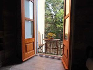 an open door to a balcony with a table at Maravilloso apartamento en el casco antiguo in Besalú