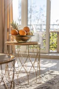 una mesa con un tazón de naranjas. en Max Luxury Apartments, en Belgrado