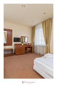 Habitación de hotel con cama y escritorio en Hotel Colibra, en Varsovia