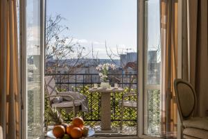 ベオグラードにあるMax Luxury Apartmentsの市街の景色を望むバルコニー(テーブル付)