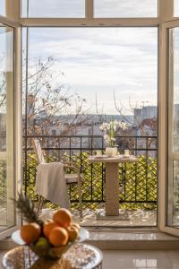 Habitación con mesa y balcón con vistas. en Max Luxury Apartments, en Belgrado 55 fotos más