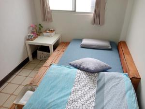 Un pat sau paturi într-o cameră la 拉瓦宅 輕旅店 - Lawa House