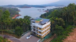 Vista aérea de un hotel con vistas a un lago en Bonita Banasura, en Vythiri