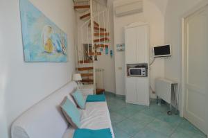 uma sala de estar com um sofá e um micro-ondas em La Clarissa Amalfi Dreams em Ravello