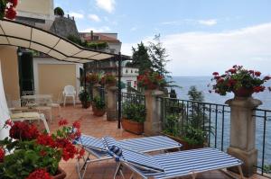 uma varanda com cadeiras e vista para o oceano em La Clarissa Amalfi Dreams em Ravello