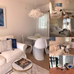 uma sala de estar com um sofá branco e uma mesa em Apartamentos Annabel's 2-3 HABITACIONES em Cala Galdana