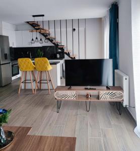 TV a/nebo společenská místnost v ubytování Freesia Loft Apartment
