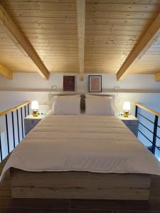 Postel nebo postele na pokoji v ubytování Freesia Loft Apartment