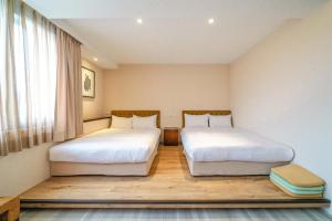 Un pat sau paturi într-o cameră la 東風雅舍