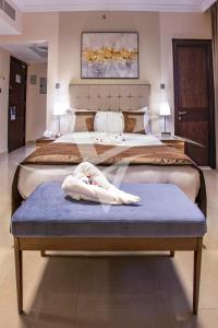 Säng eller sängar i ett rum på Viola Hotel Apartments