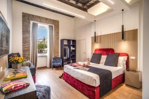 una camera con un grande letto e un soggiorno di Little Queen Suite a Roma