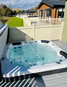 Bridgewater Lodge with Hot Tub