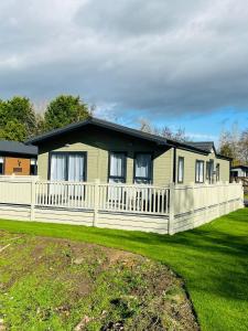 Bridgewater Lodge with Hot Tub