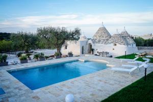 - une piscine dans l'arrière-cour d'une maison dans l'établissement Quattroperle Trulli - Relax - Puglia, à Castellana Grotte