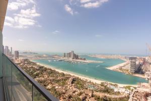 una vista de un río desde un edificio en ON OFF HH-AVANI HOTEL-3BR -Full Palm View, en Dubái