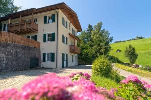 een villa met uitzicht op een gebouw bij Garni Hotel Melissa in Castelrotto