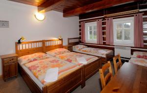 Tempat tidur dalam kamar di Penzion Apalucha