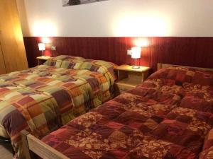 pokój hotelowy z 2 łóżkami i 2 lampami w obiekcie Agriturismo il Podere w mieście Vedelago