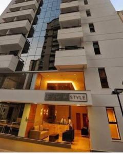 um prédio com uma placa na frente em Flat Essenciale Style1602 em Goiânia