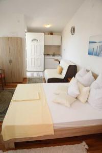 ein Schlafzimmer mit einem großen weißen Bett mit weißen Kissen in der Unterkunft Vila Melisa in Vrgada