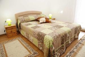 Tempat tidur dalam kamar di Vila Melisa